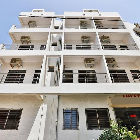 Oyo 18807 Vrajbhoomi Hotel โสมนัส ภายนอก รูปภาพ