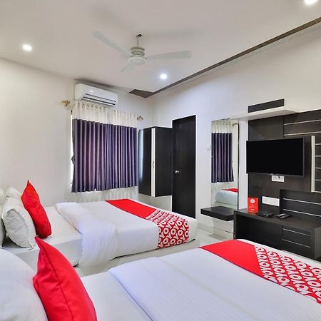 Oyo 18807 Vrajbhoomi Hotel โสมนัส ภายนอก รูปภาพ