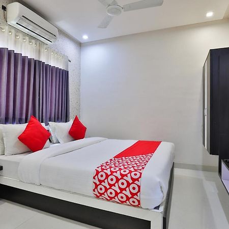 Oyo 18807 Vrajbhoomi Hotel โสมนัส ภายนอก รูปภาพ