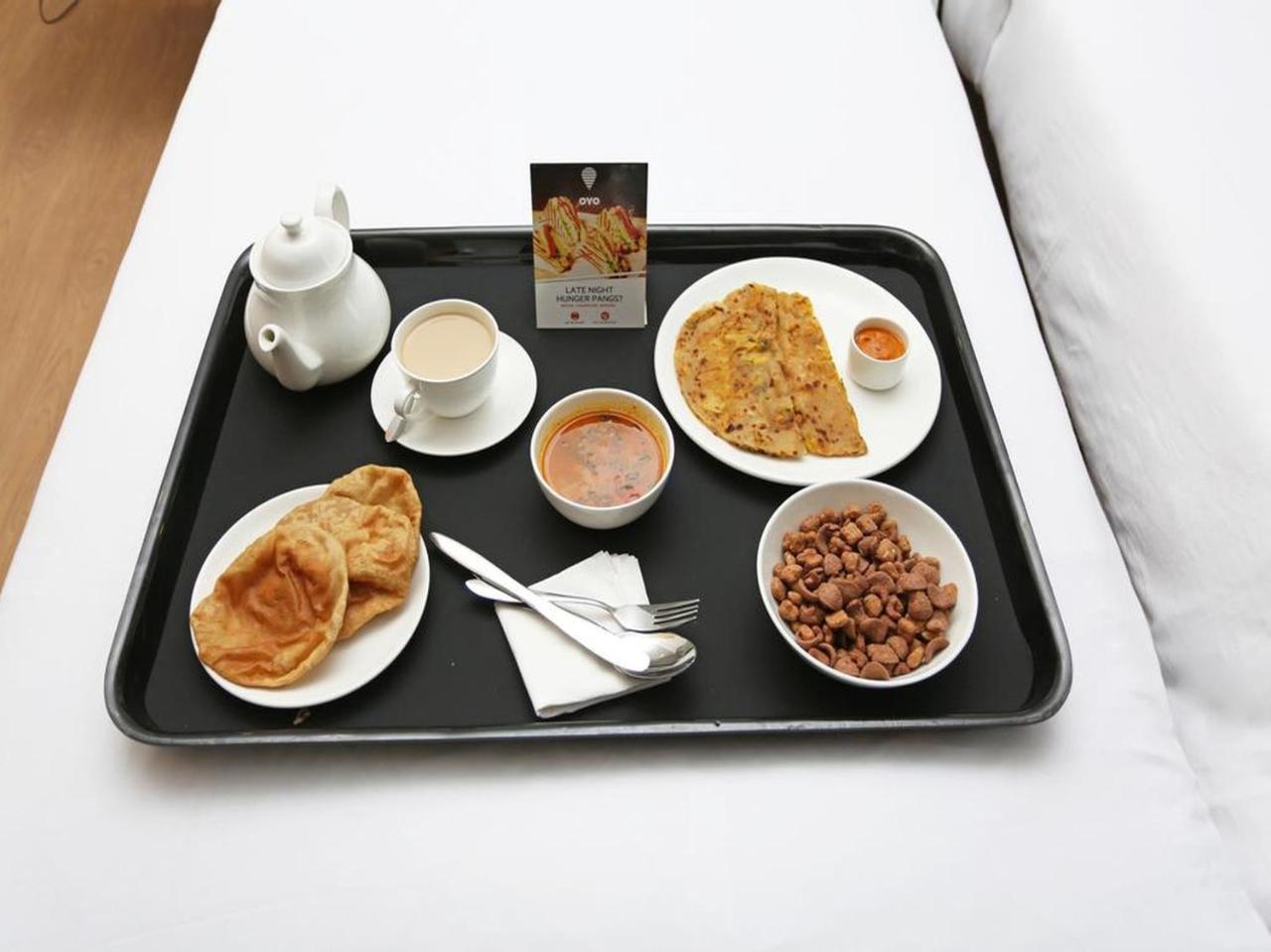 Oyo 18807 Vrajbhoomi Hotel โสมนัส ภายนอก รูปภาพ