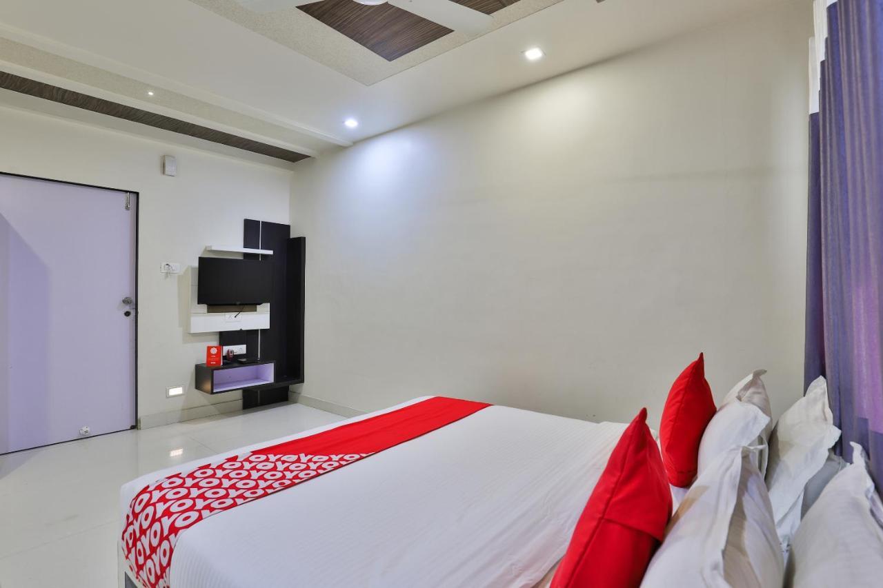 Oyo 18807 Vrajbhoomi Hotel โสมนัส ภายนอก รูปภาพ