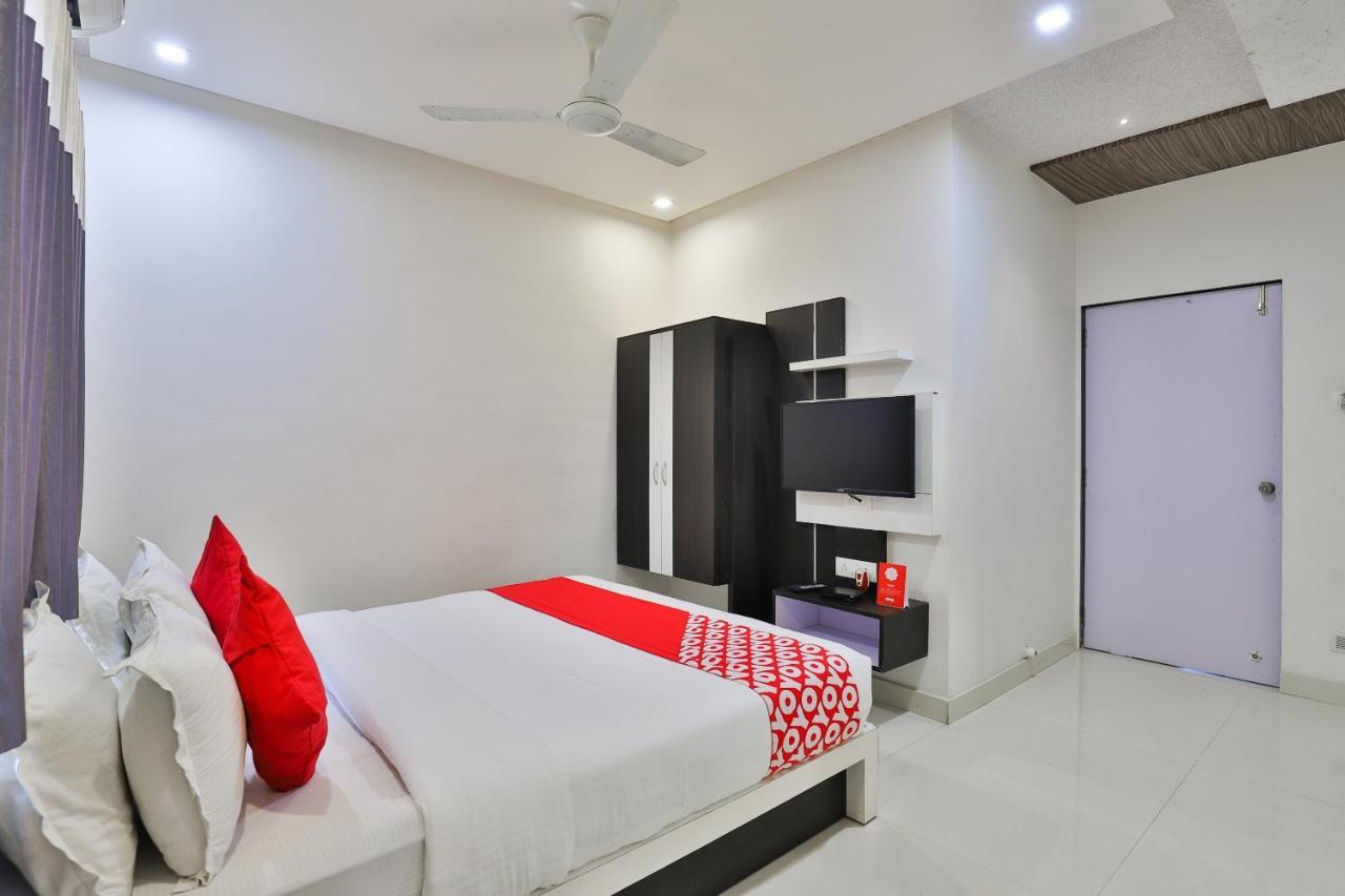 Oyo 18807 Vrajbhoomi Hotel โสมนัส ภายนอก รูปภาพ