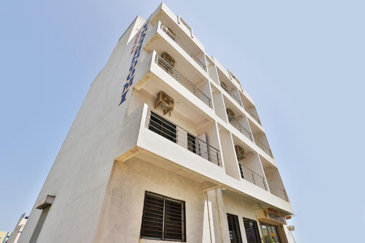 Oyo 18807 Vrajbhoomi Hotel โสมนัส ภายนอก รูปภาพ
