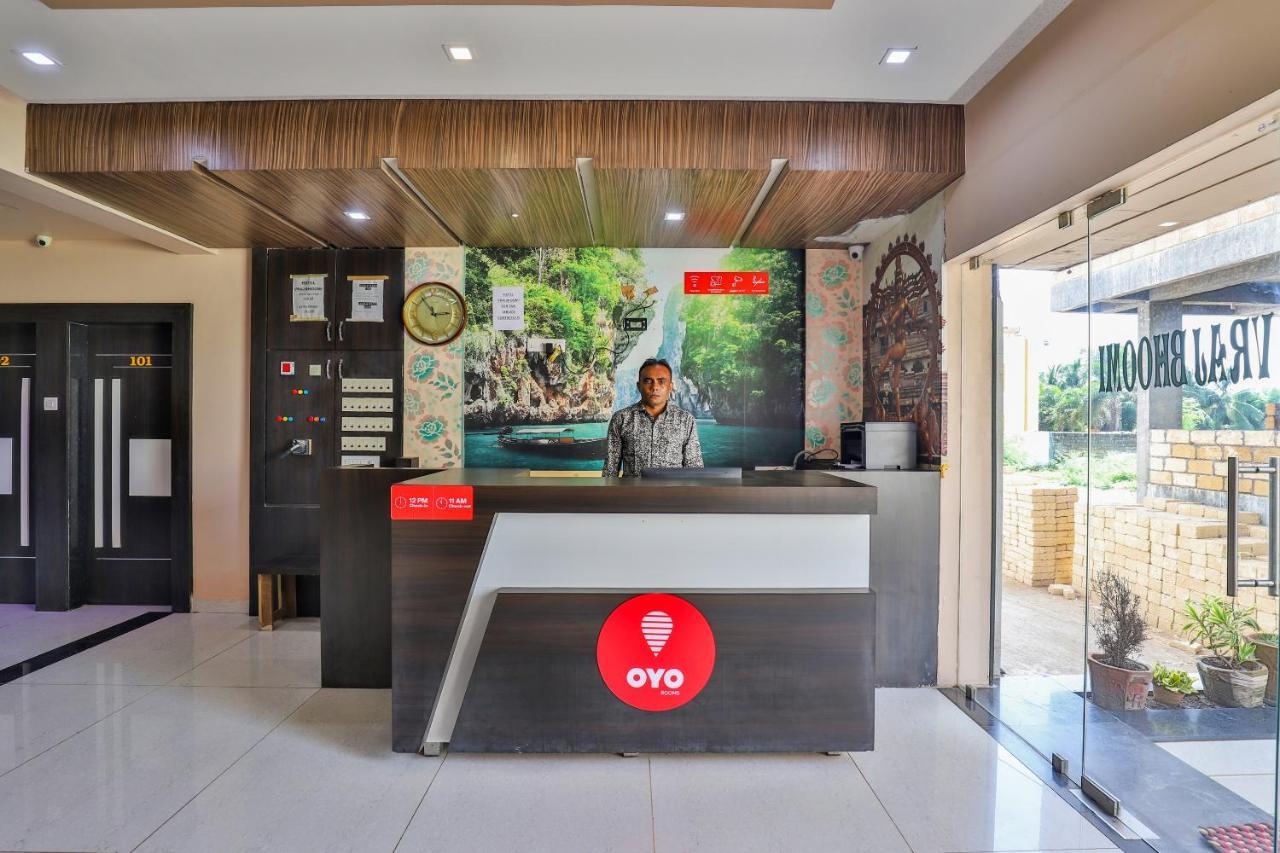 Oyo 18807 Vrajbhoomi Hotel โสมนัส ภายนอก รูปภาพ
