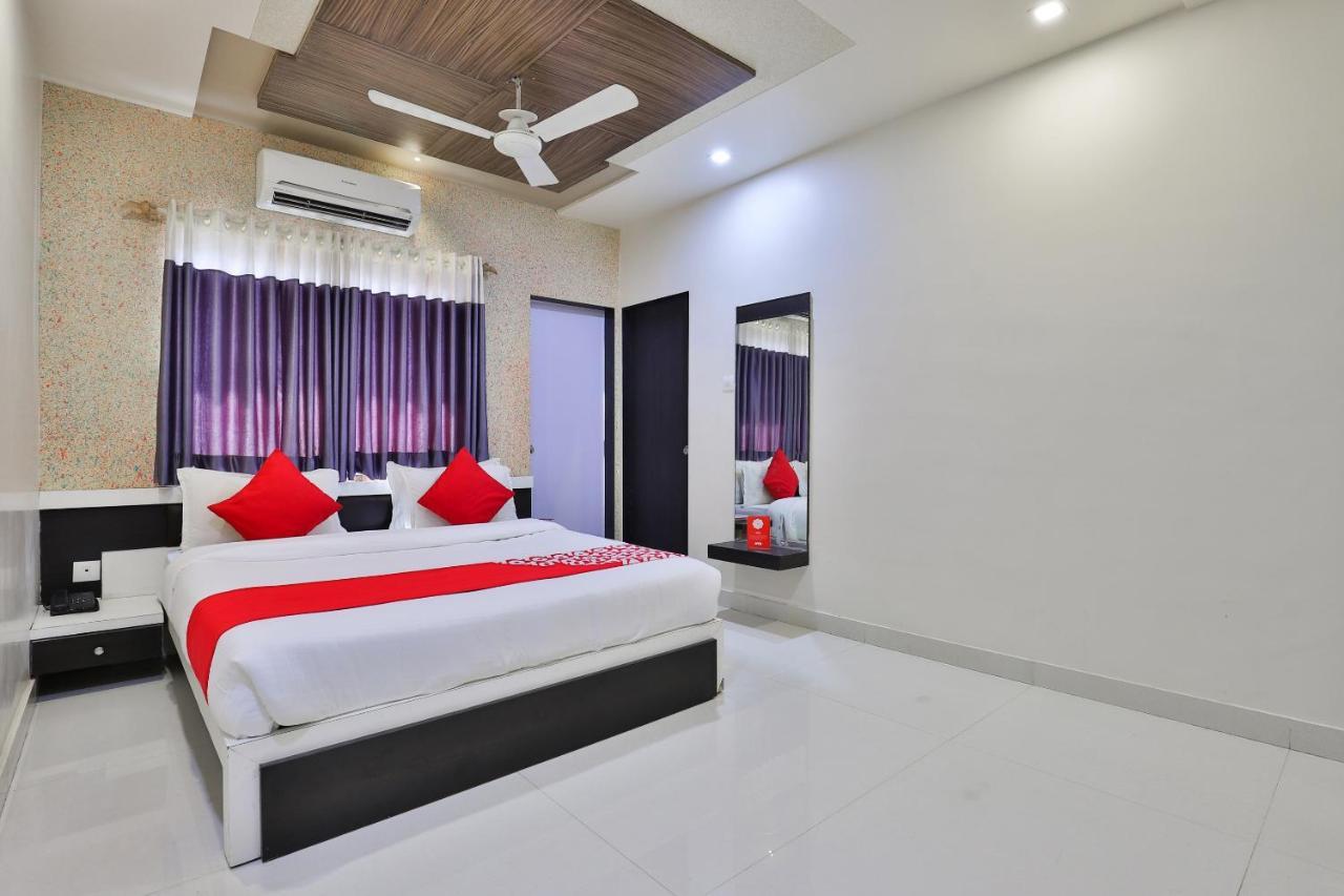 Oyo 18807 Vrajbhoomi Hotel โสมนัส ภายนอก รูปภาพ