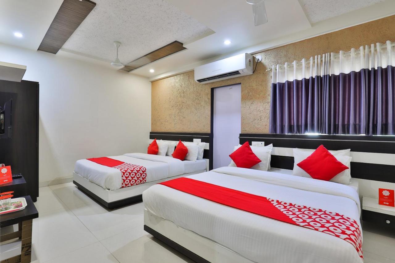 Oyo 18807 Vrajbhoomi Hotel โสมนัส ภายนอก รูปภาพ