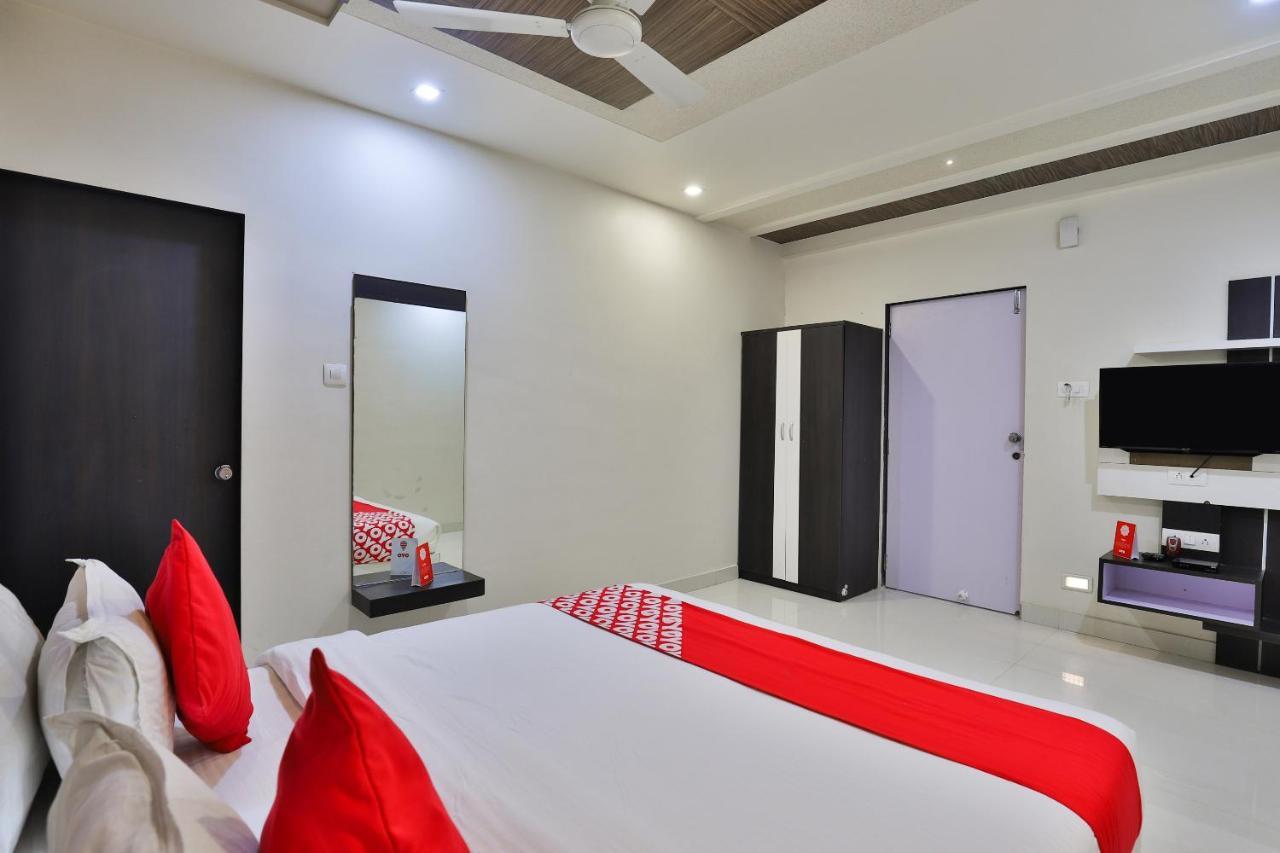 Oyo 18807 Vrajbhoomi Hotel โสมนัส ภายนอก รูปภาพ