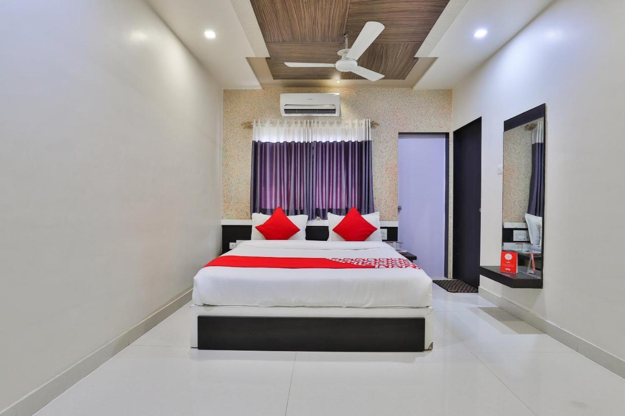 Oyo 18807 Vrajbhoomi Hotel โสมนัส ภายนอก รูปภาพ