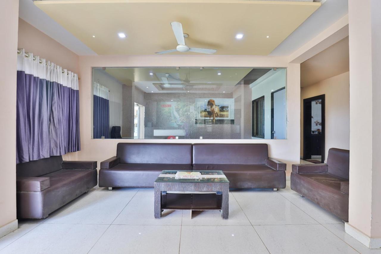 Oyo 18807 Vrajbhoomi Hotel โสมนัส ภายนอก รูปภาพ