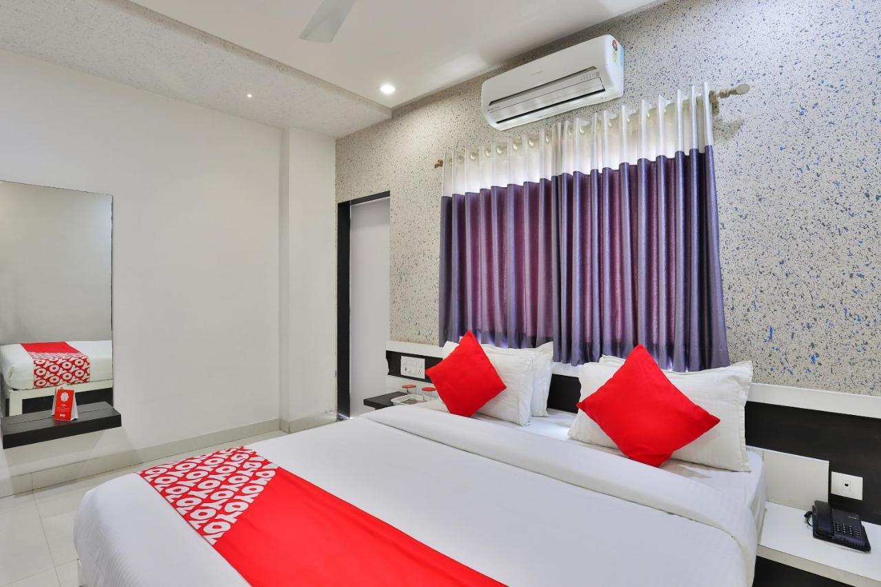 Oyo 18807 Vrajbhoomi Hotel โสมนัส ภายนอก รูปภาพ