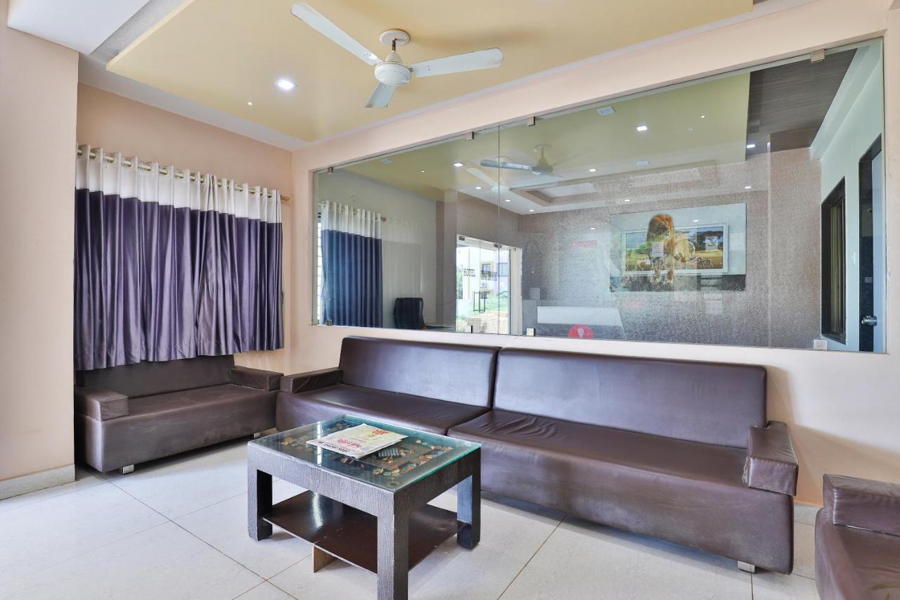 Oyo 18807 Vrajbhoomi Hotel โสมนัส ภายนอก รูปภาพ